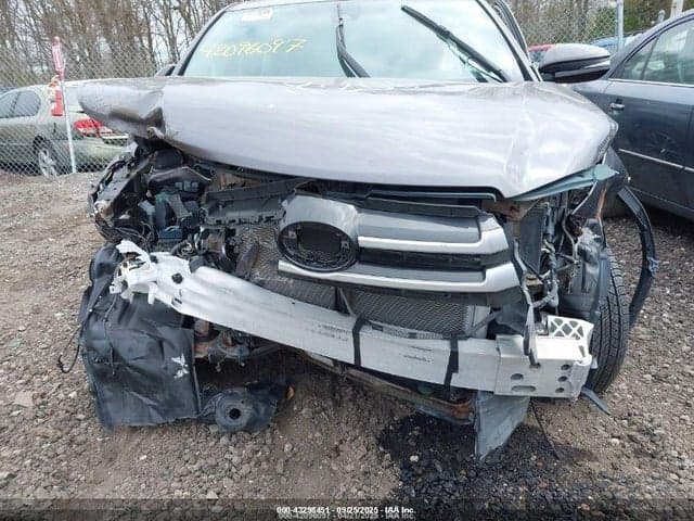 2017 TOYOTA HIGHLANDER LE 6