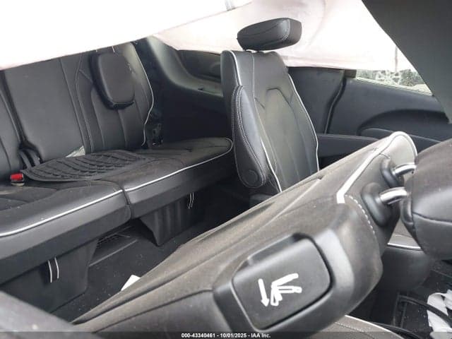 2025 CHRYSLER PACIFICA LIMITED 8