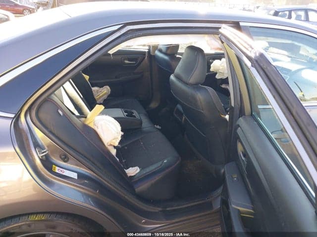 2016 TOYOTA CAMRY SE 8