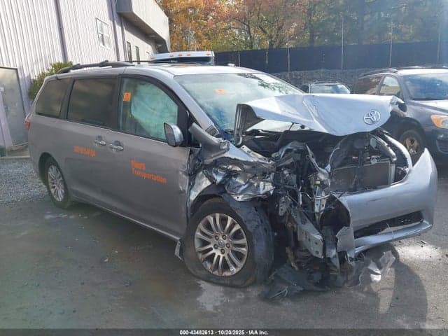 2017 TOYOTA SIENNA XLE