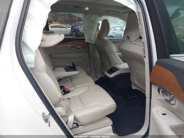 2022 VOLVO XC90 T6 MOMENTUM 7 PASSENGER 8