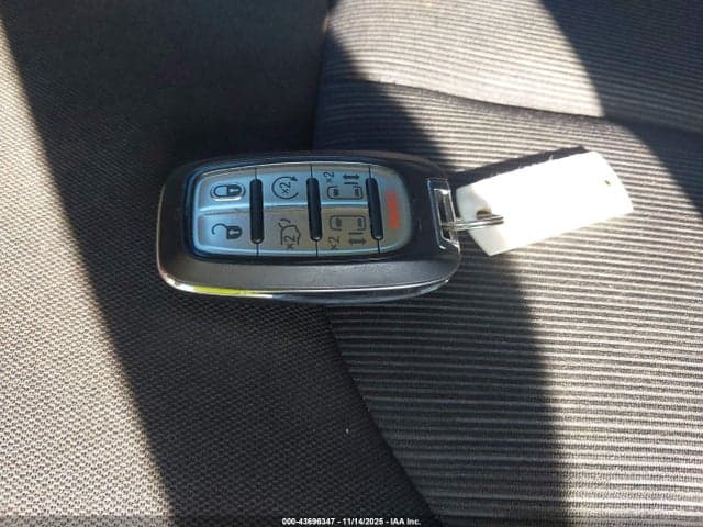 2023 CHRYSLER VOYAGER LX 11