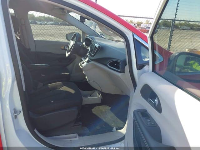 2023 CHRYSLER VOYAGER LX 5