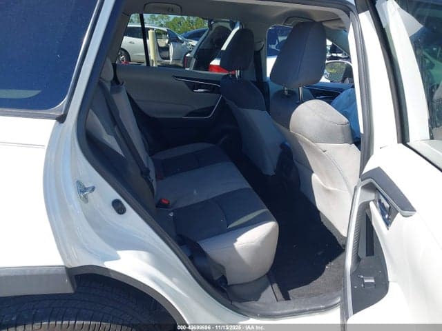 2021 TOYOTA RAV4 XLE 8