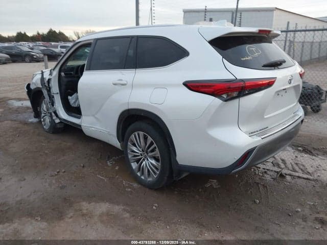 2023 TOYOTA HIGHLANDER PLATINUM 3