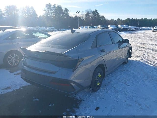 2025 HYUNDAI ELANTRA SE 4