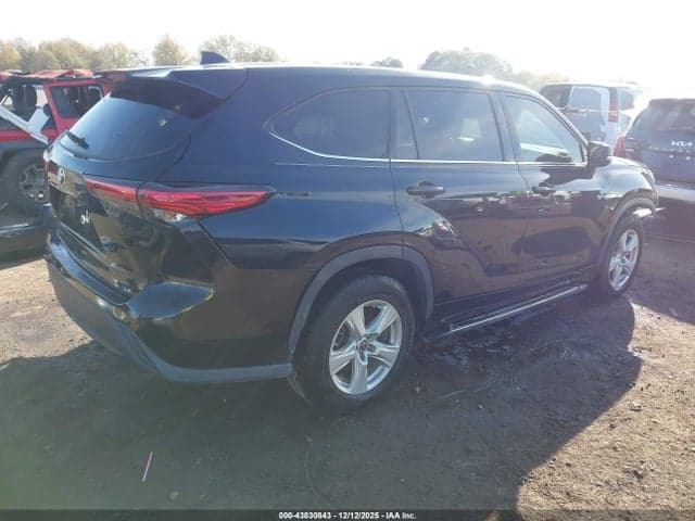 2021 TOYOTA HIGHLANDER LE 4