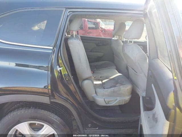 2021 TOYOTA HIGHLANDER LE 8