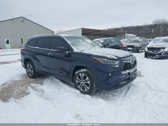 2023 TOYOTA HIGHLANDER XLE 1