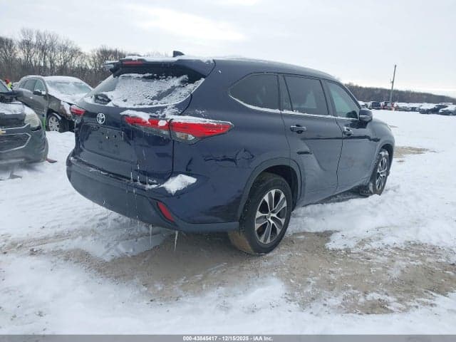 2023 TOYOTA HIGHLANDER XLE 4