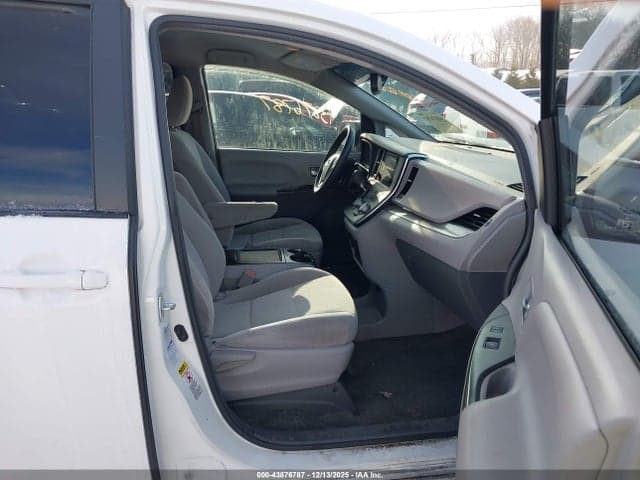 2017 TOYOTA SIENNA LE 7 PASSENGER 5