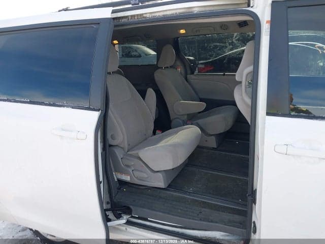 2017 TOYOTA SIENNA LE 7 PASSENGER 8