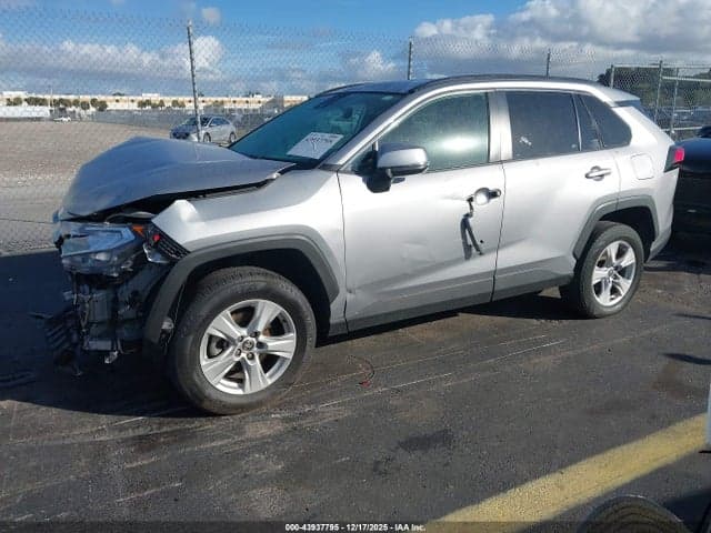 2021 TOYOTA RAV4 XLE 2