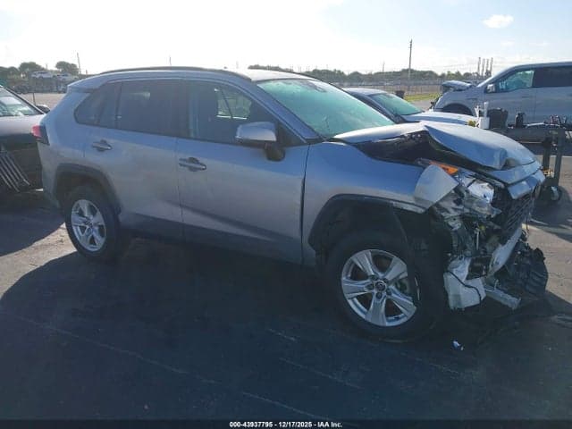 2021 TOYOTA RAV4 XLE 14