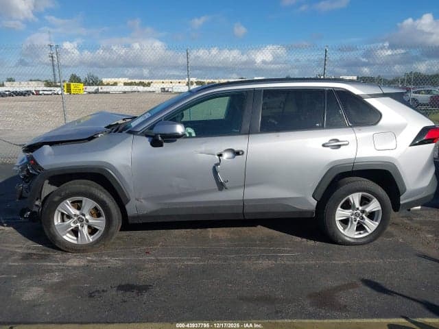 2021 TOYOTA RAV4 XLE 15