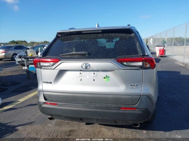 2021 TOYOTA RAV4 XLE 17