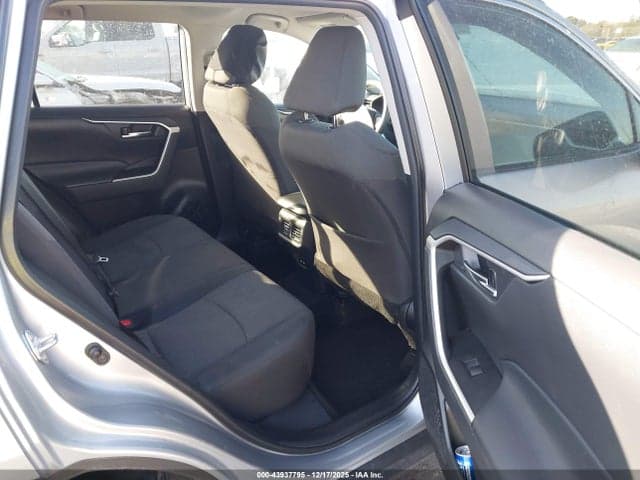 2021 TOYOTA RAV4 XLE 8