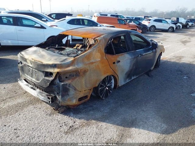 2018 TOYOTA CAMRY SE 4