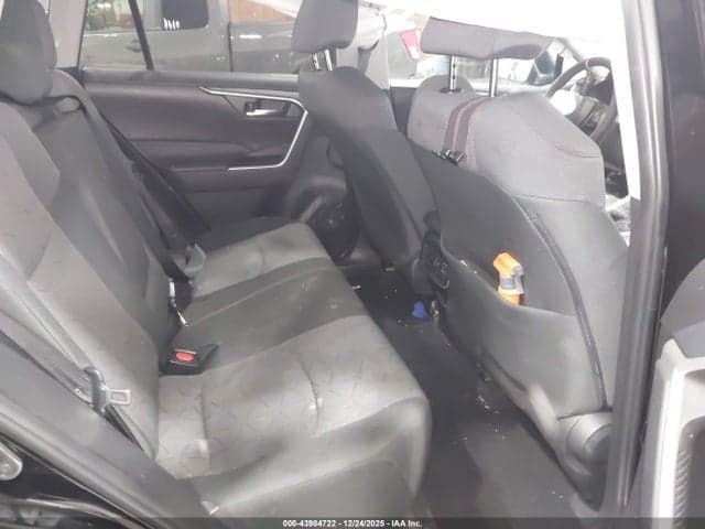 2025 TOYOTA RAV4 XLE 8