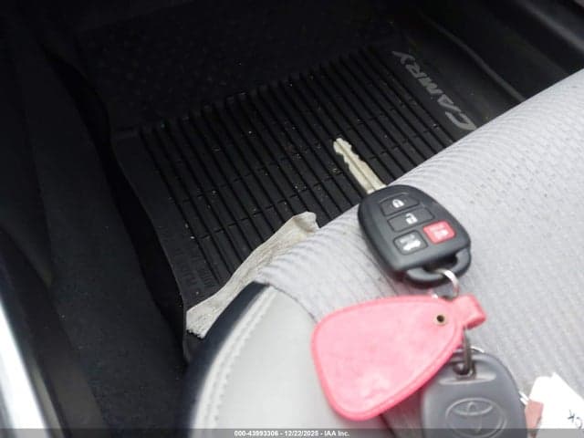 2017 TOYOTA CAMRY SE 11