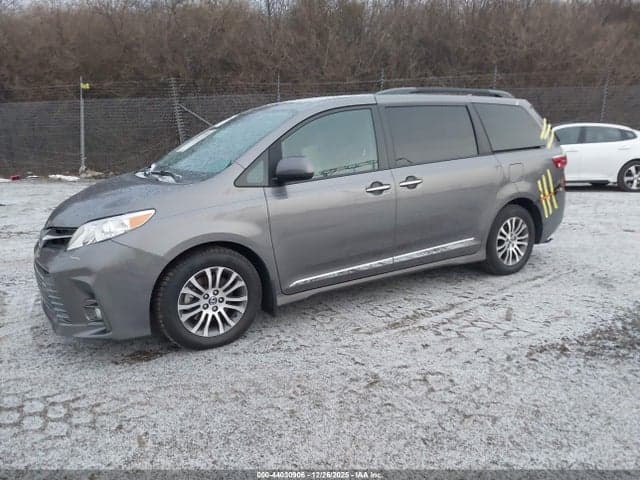 2020 TOYOTA SIENNA XLE 2