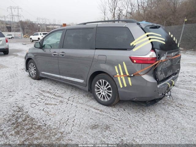 2020 TOYOTA SIENNA XLE 3