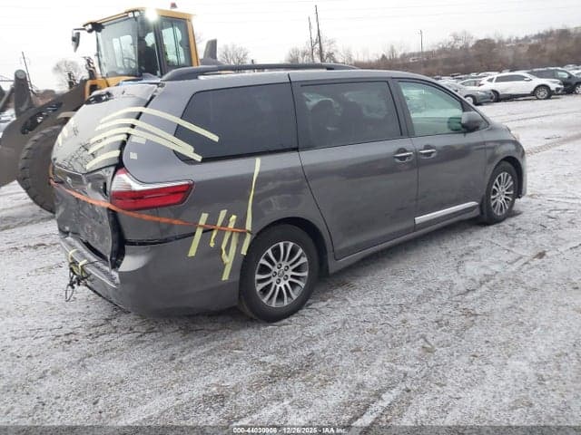 2020 TOYOTA SIENNA XLE 4