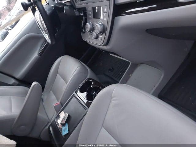 2020 TOYOTA SIENNA XLE 5
