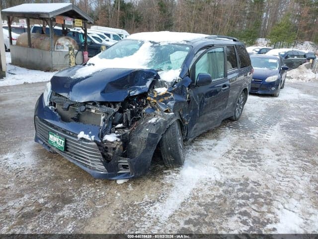 2020 TOYOTA SIENNA XLE 2