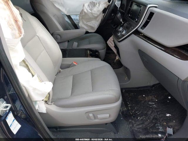2020 TOYOTA SIENNA XLE 5