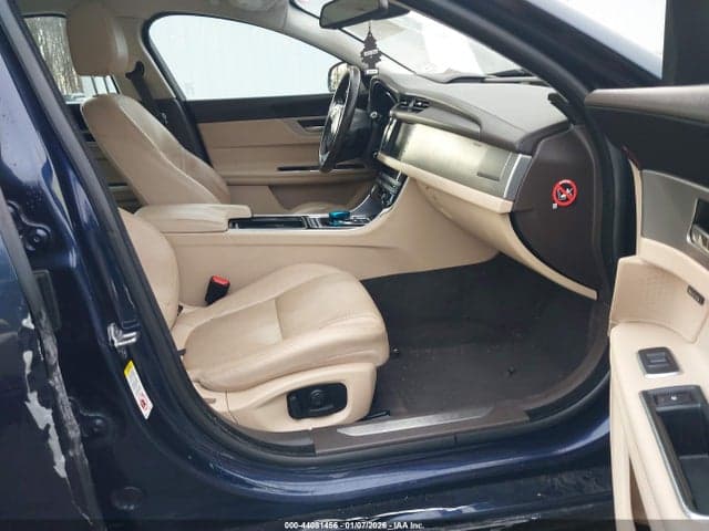 2016 JAGUAR XF 35T 5