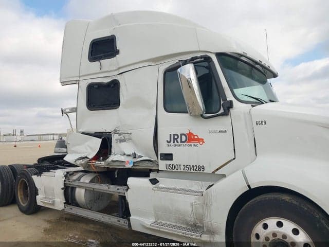 2023 VOLVO VNL 10