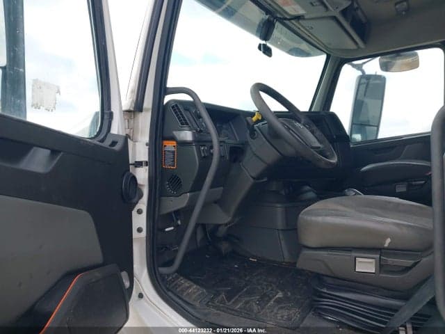 2023 VOLVO VNL 7