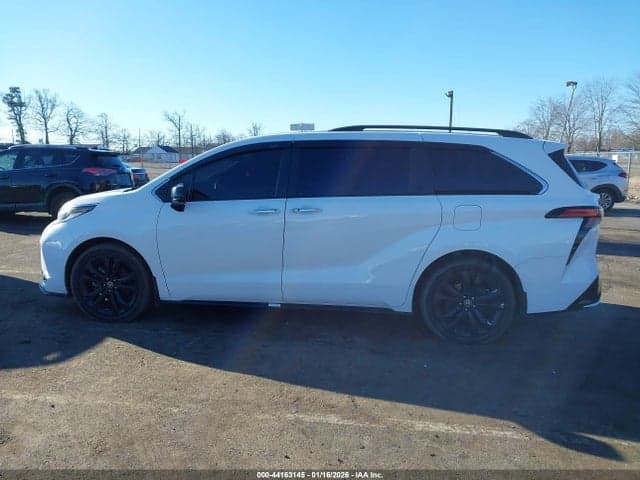 2022 TOYOTA SIENNA XSE 14