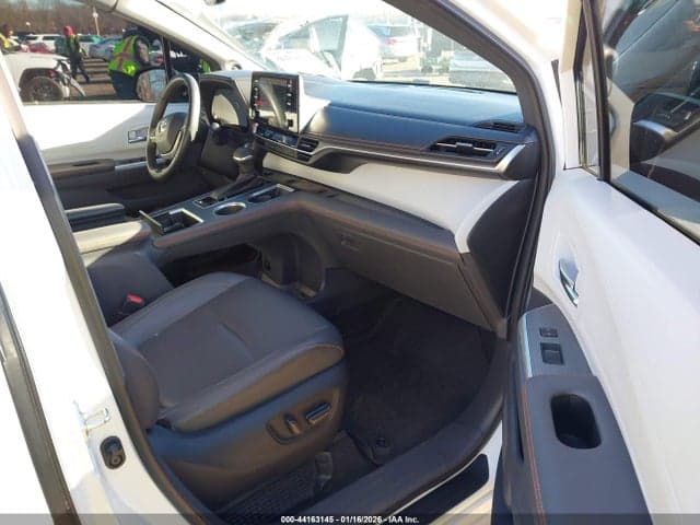 2022 TOYOTA SIENNA XSE 5