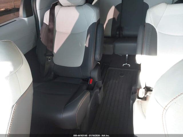 2022 TOYOTA SIENNA XSE 8