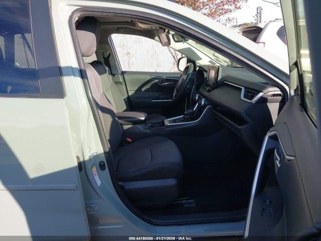 2019 TOYOTA RAV4 XLE 5