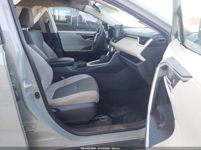 2022 TOYOTA RAV4 XLE 5