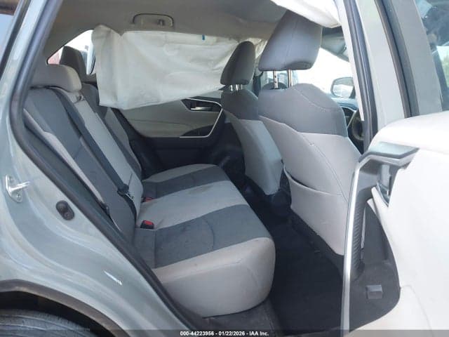 2022 TOYOTA RAV4 XLE 8