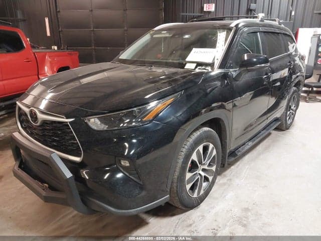 2023 TOYOTA HIGHLANDER XLE 2