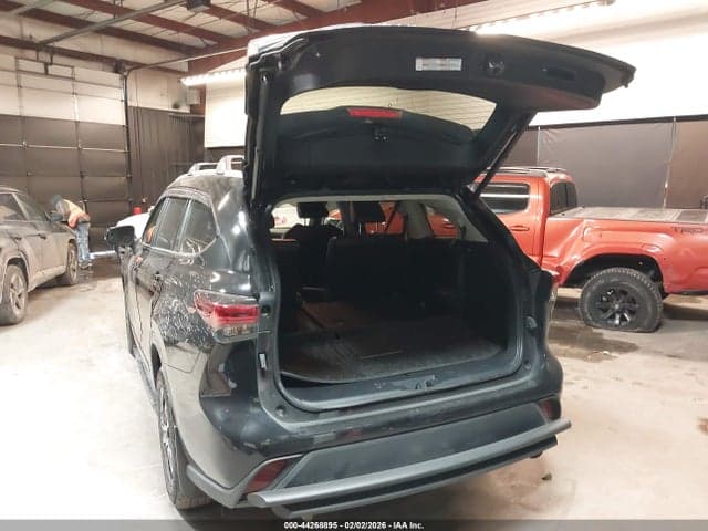 2023 TOYOTA HIGHLANDER XLE 3