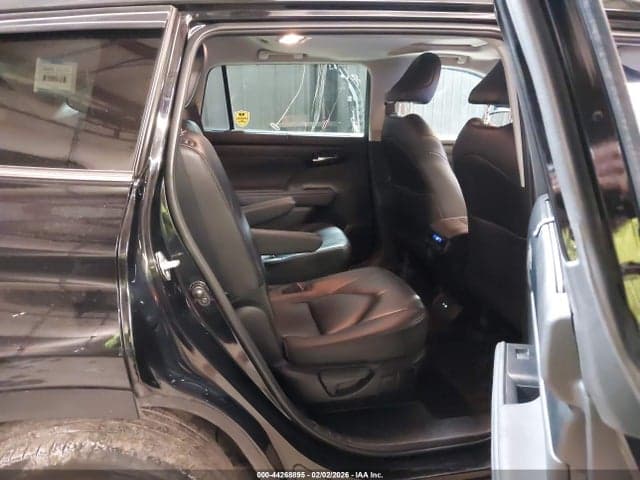 2023 TOYOTA HIGHLANDER XLE 8