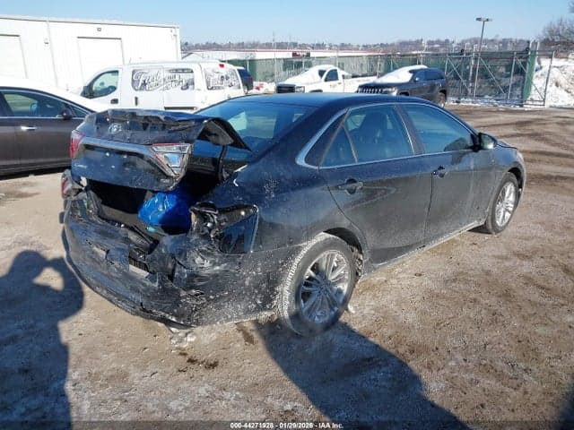 2017 TOYOTA CAMRY SE 4