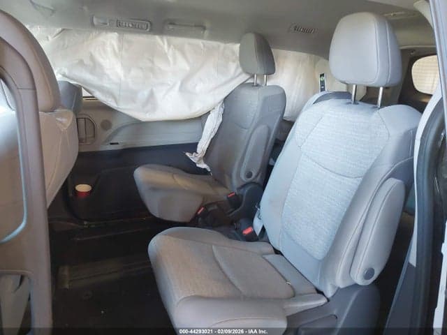 2021 TOYOTA SIENNA LE 8