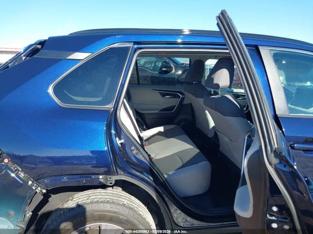 2025 TOYOTA RAV4 XLE 8