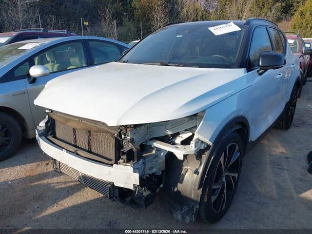 2022 VOLVO XC40 T4 R-DESIGN 2