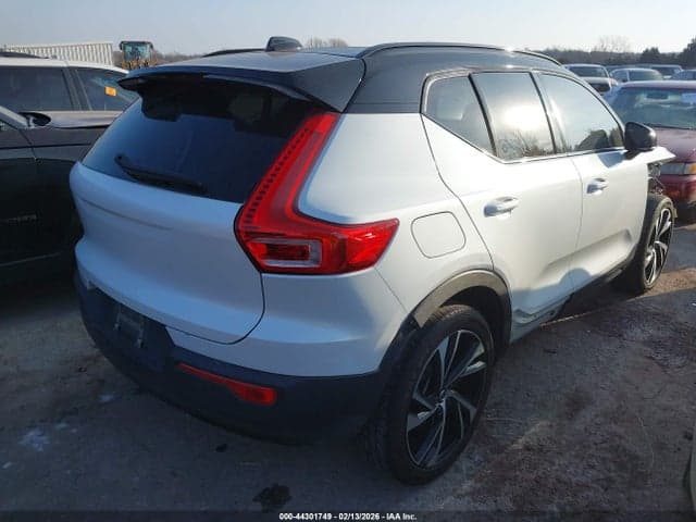 2022 VOLVO XC40 T4 R-DESIGN 4