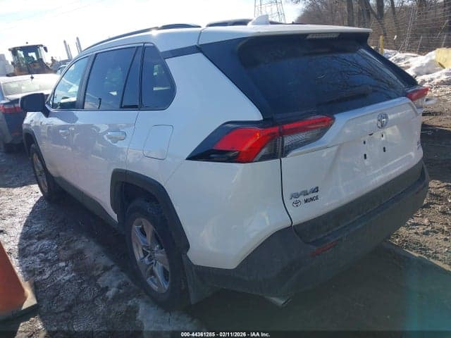 2023 TOYOTA RAV4 XLE 3