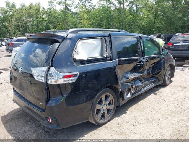 2017 TOYOTA SIENNA SE PREMIUM 8 PASSENGER 4