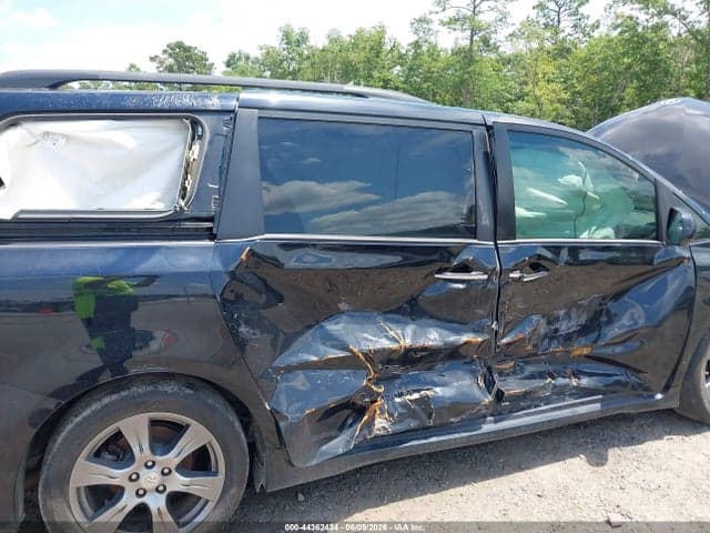 2017 TOYOTA SIENNA SE PREMIUM 8 PASSENGER 6